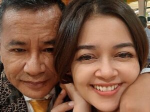 Hotman Paris mengunggah foto mesra dengan asisten pribadi barunya ke-102, sang asisten pribadi alias aspri diketahui berasal dari Surabaya.