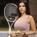 Maria Vania ini mengunggah beberapa potret seksi dan ketatnya di laman Instagram pribadinya yang langsung menuai berbagai komentar netizen.