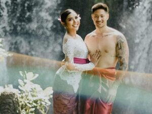 Millen Cyrus mengunggah beberapa foto mesranya dengan seorang pria tampan di Bali, mereka pun malah didoakan berjodoh karena dinilai cocok.