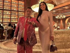 Aksi Millen Cyrus yang mengenakan gaun seksi dan juga tranparan dalam sebuah acara mewah mencuri perhatian publik dan menuai komentar.