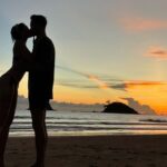 Nikita Mirzani hebohkan jagat maya unggahan potret mesranya dengan kekasih barunya di pantai dan hanya memakai bikini seksi berwarna merah.