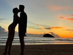 Nikita Mirzani hebohkan jagat maya unggahan potret mesranya dengan kekasih barunya di pantai dan hanya memakai bikini seksi berwarna merah.