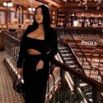 Pamela Safitri mencuri perhatian publik dengan unggahan foto seksinya yang mengenakan dress serba hitam di sebuah gedung mewah.