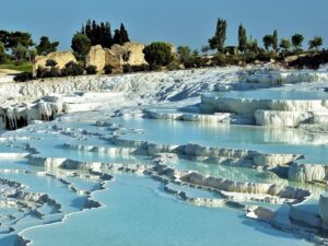 Pamukkale, tempat wisata di Turki yang dipercaya bisa menyembuhkan segala penyaki jika berendam di pemandiannya yang memanjakan mata.