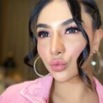 Siva Aprilia hebohkan jagat maya dengan unggahan sebuah foto seksinya yang mengenakan baju terbuka dengan memperlihatkan belahan dada.