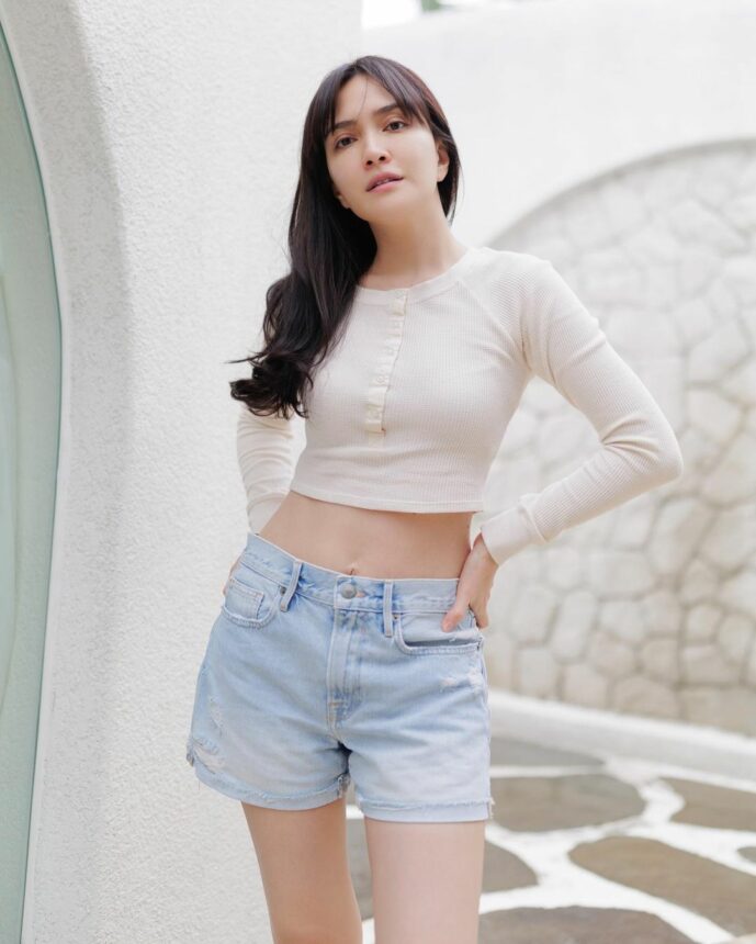 Shandy Aulia Terlihat Awet Muda Bak Remaja dengan Outfit Warna-warni