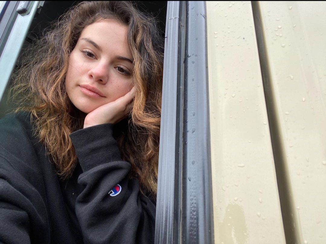 Intip Cantik Alami Selena Gomez Tanpa Make Up