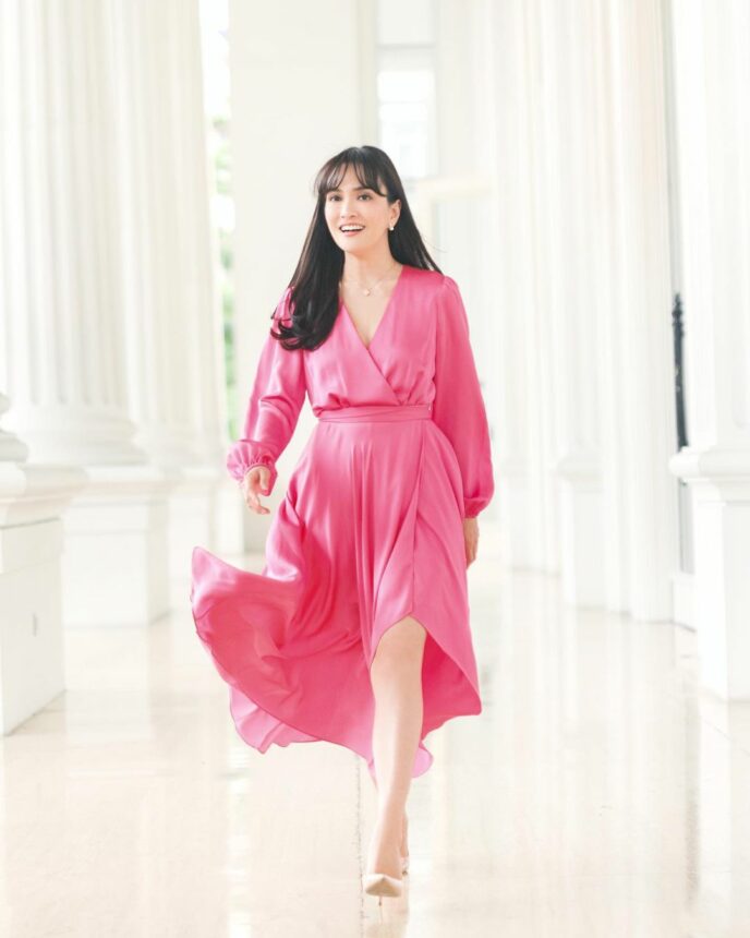 Shandy Aulia Terlihat Awet Muda Bak Remaja dengan Outfit Warna-warni