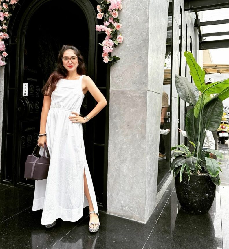 Kelihatan Sederhana, Outfit Ussy Sulistiawaty Ternyata Harganya Selangit