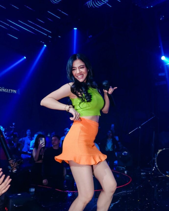 3 Outfit DJ Una di Panggung, Gaya Kasual dengan Tanktop Hingga Mini Dress Bling-bling