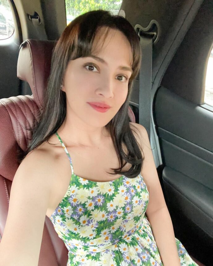 Shandy Aulia Terlihat Awet Muda Bak Remaja dengan Outfit Warna-warni