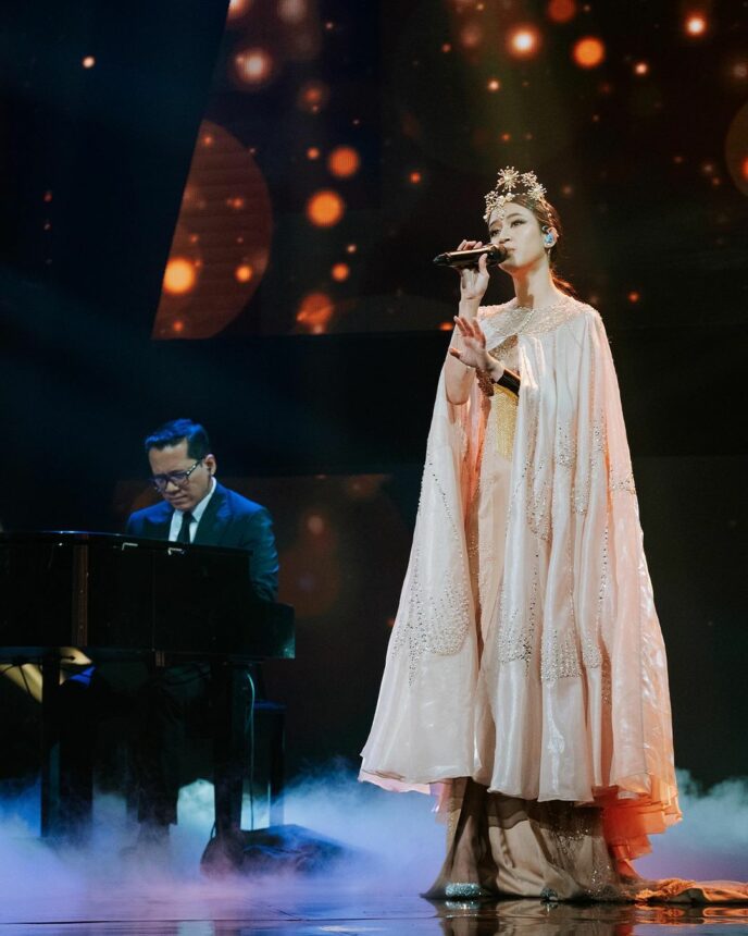 Cekricek.id, Berita Seleb dan Berita Artis –  Intip Outfit Unik Keisya Levronka Saat Tampil di Atas Panggung, Coslay Jadi Dewi Matahari