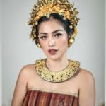 Cekricek.id – Jessica Iskandar atau yang akrab disapa Jedar itu berhasil menyorot perhatian dengan dandanannya yang menggunakan pakaian khas daerah Bali. Dia tampil cantik dan anggun hingga dijuluki oleh para penggemarnya sebagai ratu. Mereka tampaknya begitu terpukau dengan penampilan idola mereka tersebut.