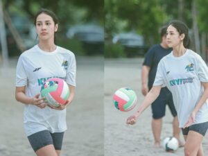 Cekricek.id - Anya Geraldine rupanya tak hanya jago saat bermain tenis, namun juga piawai dalam olahraga voli pantai. Meski kali pertama mencoba permainan bola besar tersebut, namun dia sudah terlihat begitu nyaman mengayunkan tangan untuk melambungkan benda bola.