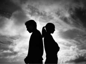Cekricek.id – Tidak semua orang bisa dengan cepat move on setelah putus hubungan dengan kekasihnya. Namun, jika dibandingkan antara pria dan wanita, kira-kira yang mana yang paling cepat? Mungkin banyak yang bertanya-tanya, atau sudah mendapatkan jawabannya dari pengalaman pribadi.
