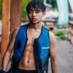 Cekricek.id – Betrand Peto Putra Onsu, semakin melebarkan sayapnya di dunia hiburan. Baru-baru ini dia merilis lagu baru yang video musiknya langsung trending di YouTube. Hal itu jelas membanggakan, namun ada satu lagi yang terlihat berbeda dari penampilannya.