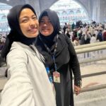 Cekricek.id – Tantri Kotak merasa sangat bersyukur karena telah bertemu dengan orang yang sangat mirip dengan mendiang ayahnya saat berada di tanah suci. Menurutnya itu adalah bentuk kebesaran dari Allah SWT., yang mempertemukan mereka dengan sebuah kebetulan.