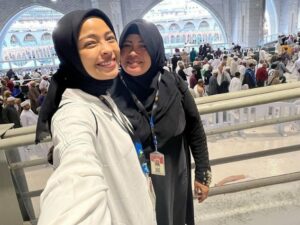 Cekricek.id – Tantri Kotak merasa sangat bersyukur karena telah bertemu dengan orang yang sangat mirip dengan mendiang ayahnya saat berada di tanah suci. Menurutnya itu adalah bentuk kebesaran dari Allah SWT., yang mempertemukan mereka dengan sebuah kebetulan.