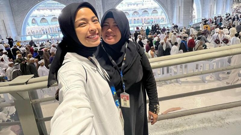 Cekricek.id – Tantri Kotak merasa sangat bersyukur karena telah bertemu dengan orang yang sangat mirip dengan mendiang ayahnya saat berada di tanah suci. Menurutnya itu adalah bentuk kebesaran dari Allah SWT., yang mempertemukan mereka dengan sebuah kebetulan.