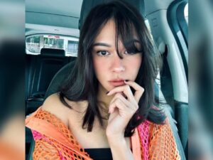 Cekricek.id – Lama tak muncul di layar kaca, Nana Mirdad agaknya tak pernah terlupakan dari ingatan penggemarnya. Netizen selalu tahu perkembangan artis cantik yang dikenal memiliki wajah yang awet muda tersebut. Apalagi ketika dia mencoba potongan rambut baru yang membuatnya semakin tak terlihat seperti usianya yang sebernarnya.