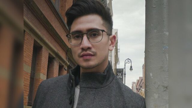 Cekricek.id – Verrell Bramasta terlihat semakin maco setelah memutuskan berkarier di dunia politik. Pada beberapa unggahan terbaru media sosialnya, dia tampil dengan brewok tipis yang menghiasi area sekitar dagu, tak ketinggalan kumis yang tumbuh dengan rapi di antara mulut dan hidung.