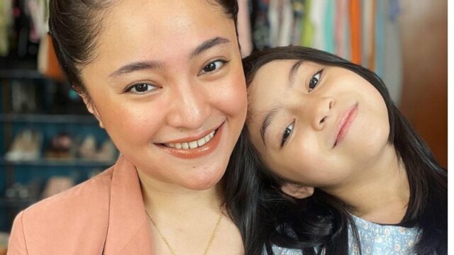 Cekricek.id – Putri semata wayang Marshanda dan Ben Kasyafani sukses menyorot perhatian banyak orang karena kecantikan yang dimilikinya. Di usianya yang baru 10 tahun, Sienna disebut memiliki wajah cantik yang sangat mirip dengan sang ibu saat masih kecil.