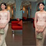 Cekricek.id – Erina Gudono mengenakan setelan kebaya cantik ketika menghadiri sebuah acara. Tampilannya yang anggun dengan rambut pajang yang disanggul ke belakang dengan sederhana justru membuatnya semakin berkelas. Namun, di samping itu semua, ada satu hal lagi yang mencuri perhatian.