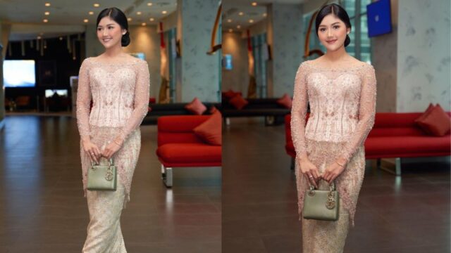 Cekricek.id – Erina Gudono mengenakan setelan kebaya cantik ketika menghadiri sebuah acara. Tampilannya yang anggun dengan rambut pajang yang disanggul ke belakang dengan sederhana justru membuatnya semakin berkelas. Namun, di samping itu semua, ada satu hal lagi yang mencuri perhatian.