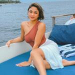 Cekricek.id – Marion Jola begitu santai menikmati masa liburannya dengan berlayar di tengah lautan dengan kapal kecil. Dia atas tempat tidur kecil pada deck kapal dengan bertemankan angina laut yang meniupkan rambut bondolnya. Tidak seperti hasil potretnya yang bagus dan estetik, penyanyi cantik itu rupanya mengalami mabuk laut.