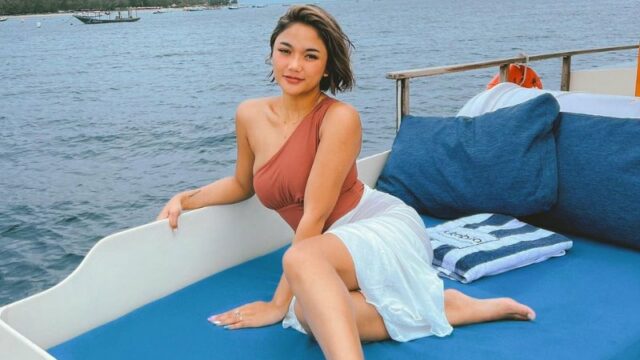 Cekricek.id – Marion Jola begitu santai menikmati masa liburannya dengan berlayar di tengah lautan dengan kapal kecil. Dia atas tempat tidur kecil pada deck kapal dengan bertemankan angina laut yang meniupkan rambut bondolnya. Tidak seperti hasil potretnya yang bagus dan estetik, penyanyi cantik itu rupanya mengalami mabuk laut.