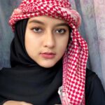 Cekricek.id – Hotman Paris lagi-lagi berencana untuk mengangkat wanita muda nan cantik untuk bekerja dengannya. Kali ini dia memamerkan potretseorang perempuan berkerudung serta sehelai sorban yang menghiasi pucuk kepalanya. Dia ditempatkan pada dua pilihan untuk menjadikan perempuan itu sebagai aspri atau asisten pengacara.