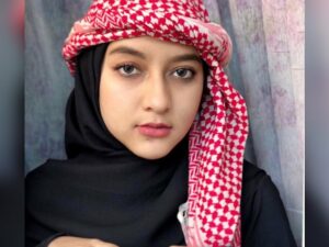 Cekricek.id – Hotman Paris lagi-lagi berencana untuk mengangkat wanita muda nan cantik untuk bekerja dengannya. Kali ini dia memamerkan potretseorang perempuan berkerudung serta sehelai sorban yang menghiasi pucuk kepalanya. Dia ditempatkan pada dua pilihan untuk menjadikan perempuan itu sebagai aspri atau asisten pengacara.