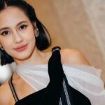 Cekricek.id – Pevita Pearce sudah mengakhiri masa liburannya yang cukup panjang. Dia hadir mengejutkan penggemarnya dengan karya akting terbarunya lewat sebuah web series. Bukan hanya itu, dandanan terbaru yang dia pemerkan ke media sosial juga sukses membuat ketar-ketir.