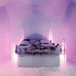 Cekricek.id – Hotel Es adalah satu dari jenis penginapan unik yang berhasil menarik perhatian para traveller untuk mencoba bermalam di sana. Sesuai namanya, tempat tersebut dibangun dengan lantai dan dinding serta perabotan yang terbuat dari bongkahan benda dingin yang ada di kawasan bersalju.
