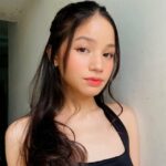 Cekricek.id – Bella Graceva adalah salah satu personel girl group Winxs asal Indonesia yang sempat populer  pada tahun 2012 lalu. Tidak hanya bernyanyi, dia dan anggota lainnya juga pernah terjun ke dunia akting dengan membintangi sinetron. Sejak grup itu bubar, namanya sudah mulai jarang terdengar.