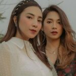 Cekricek.id – Banyak yang mempertanyakan, apakah Nadya Shakira itu memiliki hubungan darah dengan aktris Dinda Kirana? Pasalnya, kedua artis cantik itu memiliki bentuk wajah yang begitu mirip. Bahkan ketika mereka berada dalam satu frame, orang-orang akan dibuat kesulitan untuk membedakannya.