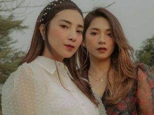 Cekricek.id – Banyak yang mempertanyakan, apakah Nadya Shakira itu memiliki hubungan darah dengan aktris Dinda Kirana? Pasalnya, kedua artis cantik itu memiliki bentuk wajah yang begitu mirip. Bahkan ketika mereka berada dalam satu frame, orang-orang akan dibuat kesulitan untuk membedakannya.