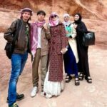 Cekricek.id – Mulan Jameela bersama anak-anaknya yang sudah beranjak dewasa menikmati liburan dengan wisata sejarah ke luar negeri. Dalam salah satu unggahan, mereka terlihat sedang mengunjungi situs bersejarah Petra yang terletak di Yordania.
