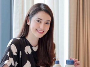 Cekricek.id – Velove Vexia, artis cantik yang dikenal sebagai salah satu mantan dari youtuber dan presenter kawakan, Raffi Ahmad. Lama tak muncul di layar kaca, perempuan yang diketahui sudah menikah pada akhir tahun 2021 lalu terlihat semakin cantik dan glowing.