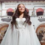 Cekricek.id – Marshanda dalam unggahan terbarunya tampil dengan setelan gaun mengembang berwarna putih. Ditambah dengan aksesoris berwarna emas yang melingkar di atas kepalanya, mengingatkan orang-orang pada sosok bidadari.