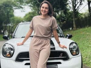 Cekricek.id – Donna Agnesia berhasil memikat banyak orang lewat senyumannya yang menenangkan. Dalam salah satu foto terbaru yang dibagikannya, istri Darius Sinathrya itu tampil cantik dan terlihat begitu awet muda diusianya yang sudah kepala empat.