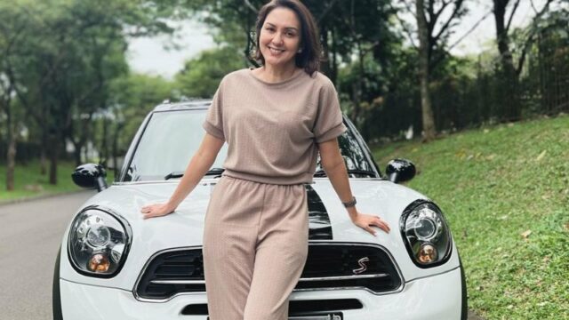 Cekricek.id – Donna Agnesia berhasil memikat banyak orang lewat senyumannya yang menenangkan. Dalam salah satu foto terbaru yang dibagikannya, istri Darius Sinathrya itu tampil cantik dan terlihat begitu awet muda diusianya yang sudah kepala empat.