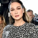 Cekricek.id – Tak ada yang berani mengata-ngatai dandanan Luna Maya, terlebih saat dia sudah menunjukkan kecantikan maksimalnya. Dia seakan tak pernah gagal membuat penggemarnya terperangah setiap kali memamerkan penampilan terbarunya di media sosial.