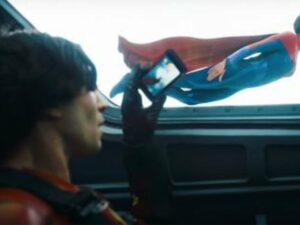 Cekricek.id - Trailer film “The Flash” yang dirilis selama Super Bowl 2023 memperlihatkan sejumlah adegan sosok Bruce Wayne dari Ben Affleck, Batman dari Michel Keaton, dan Supergirl dari Sasha Calle. Setelah melalui berbagai penundaan dan masalah di balik layar lainnya, film ini akhirnya menunjukkan batang hidungnya juga.