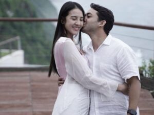 Cekricek.id – Nadif Zahiruddin adalah kekasih Anya Geraldine yang mulai sering dipamerkannya sejak akhir tahun lalu. Pria yang memiliki brewok tipis itu berhasil mencuri perhatian publik karena paras tampan yang dimilikinya. Bahkan ada juga yang menyebutnya mirip dengan aktor India.