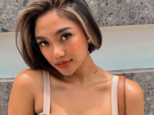 Cekricek.id – Marion Jola tampil unik dengan setelan pakaiannya yang sekilas mirip korset. Meski begitu, dia tetap sukses mengeluarkan pesona yang membuat banyak orang terpukau padanya. Hal itu dikutikan dari banyaknya netizen yang berbondong-bondong untuk menuliskan pujian untuk penampilannya keseluruhan dari ujung kepala hingga kaki.