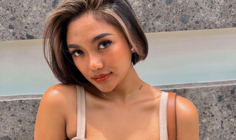 Cekricek.id – Marion Jola tampil unik dengan setelan pakaiannya yang sekilas mirip korset. Meski begitu, dia tetap sukses mengeluarkan pesona yang membuat banyak orang terpukau padanya. Hal itu dikutikan dari banyaknya netizen yang berbondong-bondong untuk menuliskan pujian untuk penampilannya keseluruhan dari ujung kepala hingga kaki.
