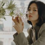 Cekricek.id – Song Hye Kyo terus mengepakkan sayapnya di dunia hiburan. Setelah rumah tangganya hancur pasca perceraiannya dengan Song Joong Ki, aktris cantik itu sempat vakum dan mulai kembali berakting dua tahun kemudian. Namun, hal itu tak membuat namanya padam, melainkan semakin bersinar dan dikagumi oleh banyak orang.