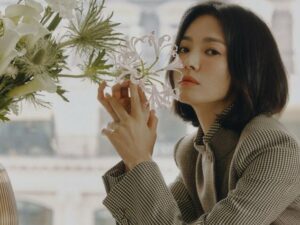 Cekricek.id – Song Hye Kyo terus mengepakkan sayapnya di dunia hiburan. Setelah rumah tangganya hancur pasca perceraiannya dengan Song Joong Ki, aktris cantik itu sempat vakum dan mulai kembali berakting dua tahun kemudian. Namun, hal itu tak membuat namanya padam, melainkan semakin bersinar dan dikagumi oleh banyak orang.