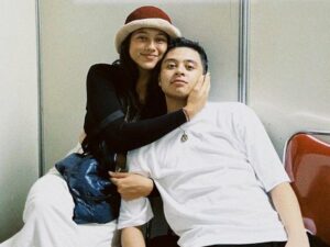 Cekricek.id – Sitha Marino adalah adik perempuan Putri Marion yang memiliki wajah yang sangat mirip dengannya. Jika melihat sekilas, penampakan wajahnya memang bisa menipu sampai-sampai ada yang mengira dia adalah sang kakak. Dia juga merupakan seorang aktris yang memulai debut akting sejak tahun 2020.